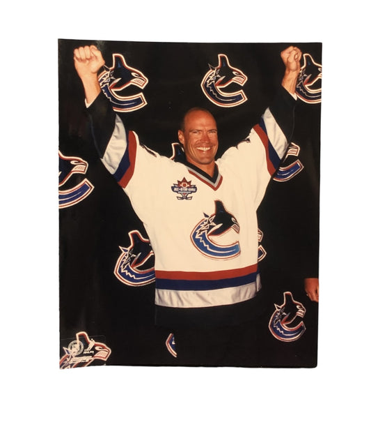 NHL 8X10 Vintage Player Photograph Cheer Mark Messier Canucks